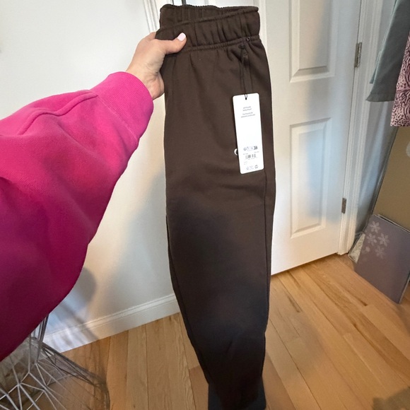 Alo Yoga Accolade Jogger Sweatpant | Espresso | Size S | NWT unisex - Picture 6 of 11